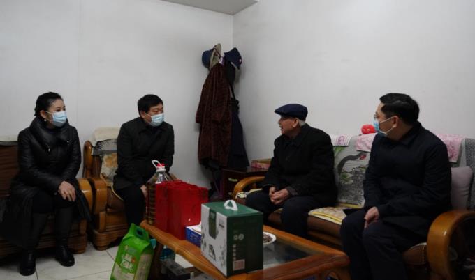 省国资委党委委员、副主任任兴文春节前夕带队走访慰问尊龙凯时集团老党员