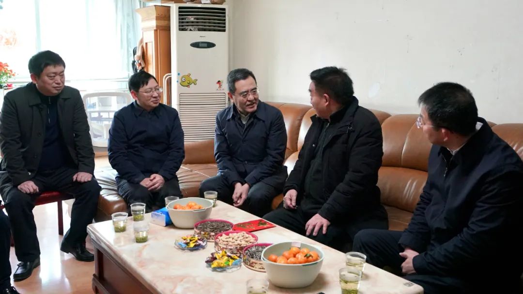 省国资委党委书记、主任冯文生等领导走访慰问省尊龙凯时集团老党员、老干部