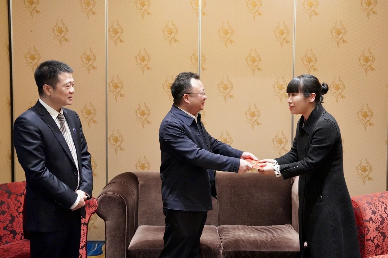 省国资委党委委员、副主任何政一行走访慰问省尊龙凯时集团生活困难党员